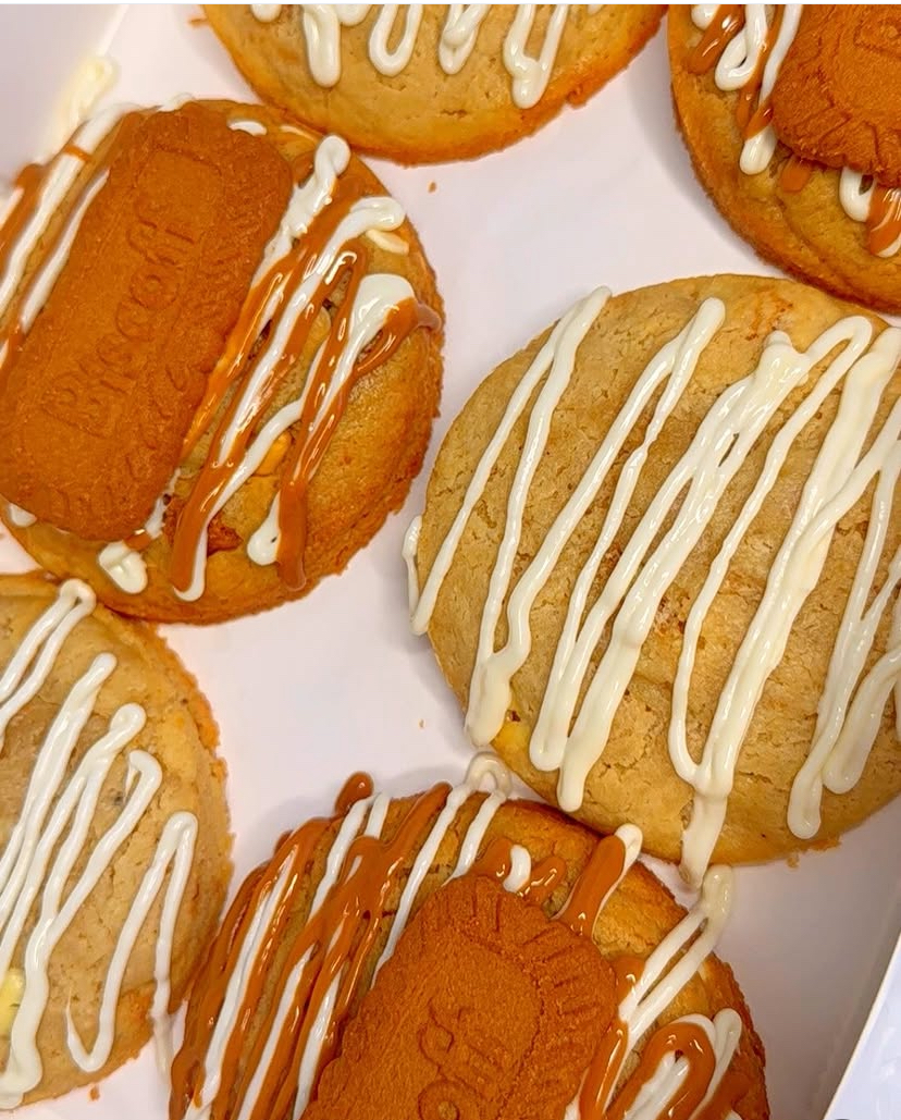 Biscoff cookies with white chocolate and cookie butter drizzle